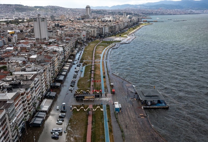 İzmir'de yollar göle dönerken Tunç Soyer Avrupa'ya gitti! Altyapı problemlerinden bırak İzmirli yönetime isyan ederken Soyer: İklim krizi... - Resim: 11