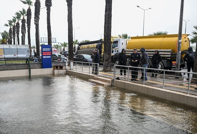 İzmir'de yollar göle dönerken Tunç Soyer Avrupa'ya gitti! Altyapı problemlerinden bırak İzmirli yönetime isyan ederken Soyer: İklim krizi... - Resim: 5