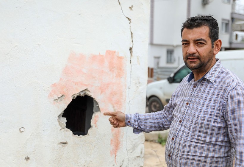 Antalya'da ev sahibi kiracısının duvarını kırdı, yetmedi elektriğini kestirdi - Resim: 2