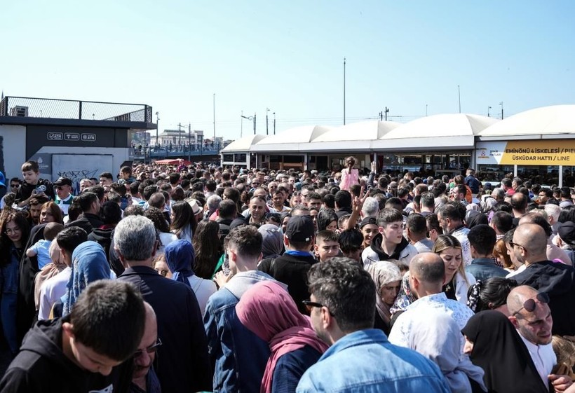 İstanbul Eminönü’ndeki yoğun kalabalık fotoğraflara yansıdı - Resim: 8