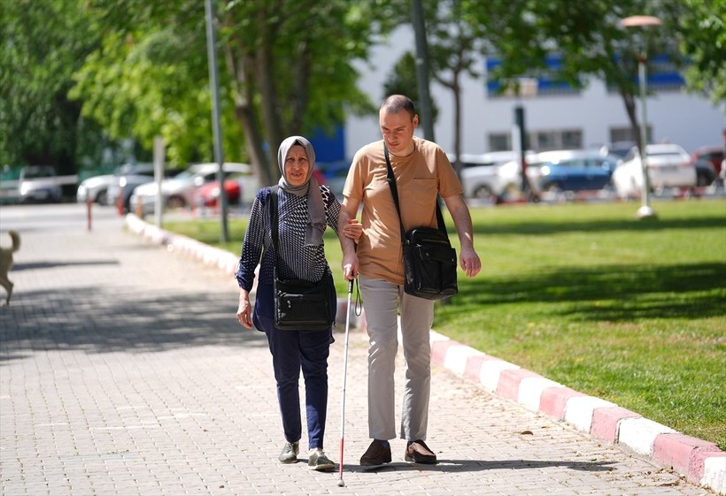 İzmir'de yaşayan Nevra Yıldırım görme engelli oğlu Önder Savaş Yıldırım'ın elini 39 yıldır bırakmıyor - Resim: 8