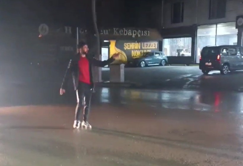 Şehirde elektrikler kesildi: Hakem yola çıkıp trafiği yönetti - Resim : 1