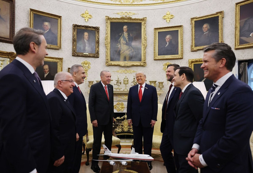 Beyaz Saray'daki zirveside yer alan şifreler! Trump'tan dikkat çeken rozet - Resim: 32