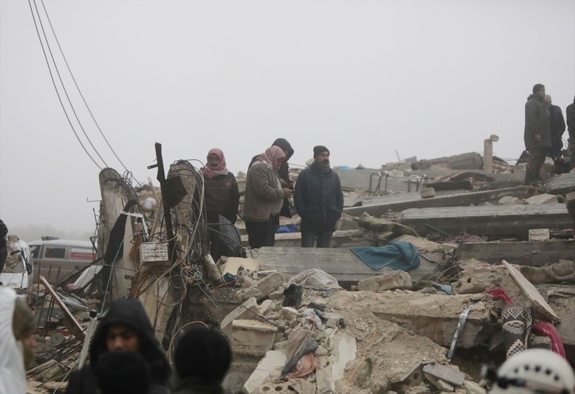 Suriye'de depremden dolayı ölenlerin sayısı artıyor, birçoğu savaştan dolayı yıkılmış evlerde yaşıyordu - Resim: 45