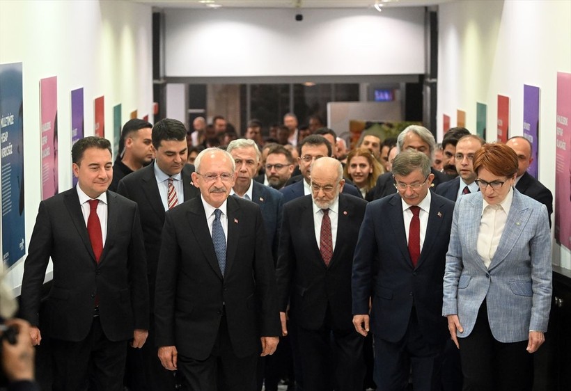 Dünya Türkiye'deki seçimi manşetlerine taşıdı! Economist'ten geri hamle - Resim: 13