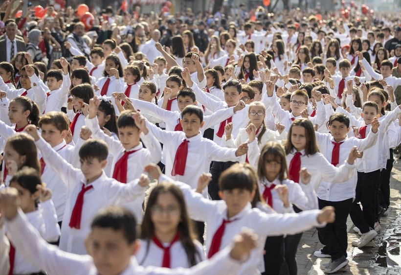 Türkiye iliklerine kadar Cumhuriyet'i kutluyor! Nereye baksan kırmızı-beyaz! 🤍❤️Meydanlarda 7'den 70'e 100. yıl coşkusu - Resim: 341