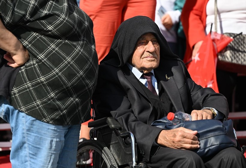 Türkiye iliklerine kadar Cumhuriyet'i kutluyor! Nereye baksan kırmızı-beyaz! 🤍❤️Meydanlarda 7'den 70'e 100. yıl coşkusu - Resim: 377