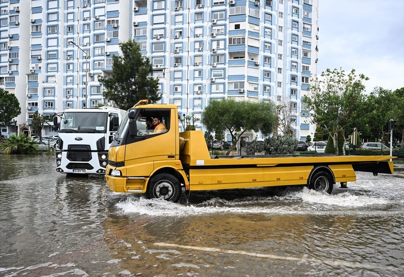 İzmir'de yollar göle dönerken Tunç Soyer Avrupa'ya gitti! Altyapı problemlerinden bırak İzmirli yönetime isyan ederken Soyer: İklim krizi... - Resim: 36