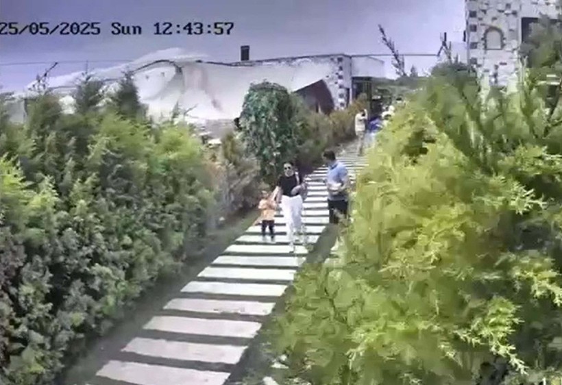 Üzerlerine dekoratif kemer devrilen çift, son yolculuklarına uğurlandı - Resim : 1