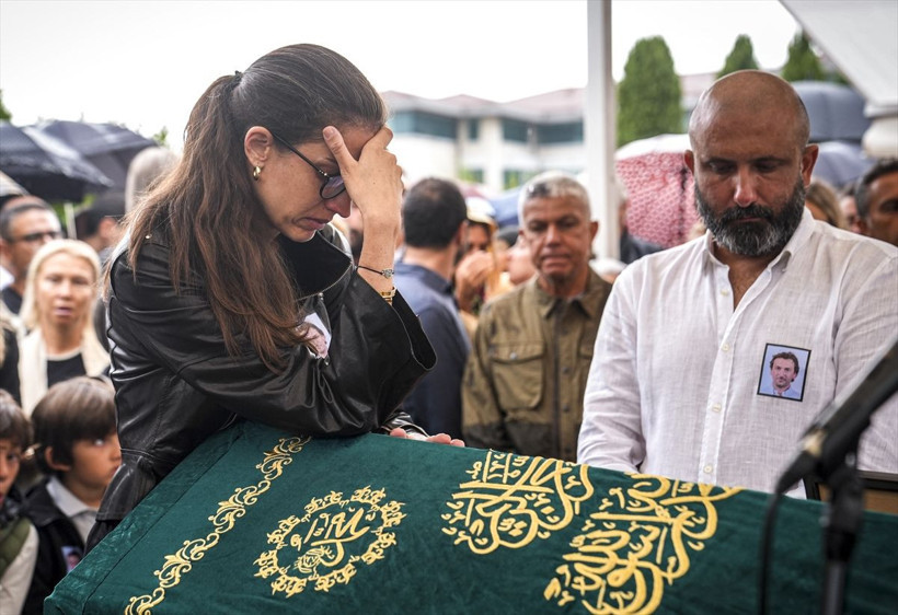 İş insanı Halit Yukay son yolculuğuna uğurlandı! Kıvanç Tatlıtuğ gözyaşlarına boğuldu - Resim: 5