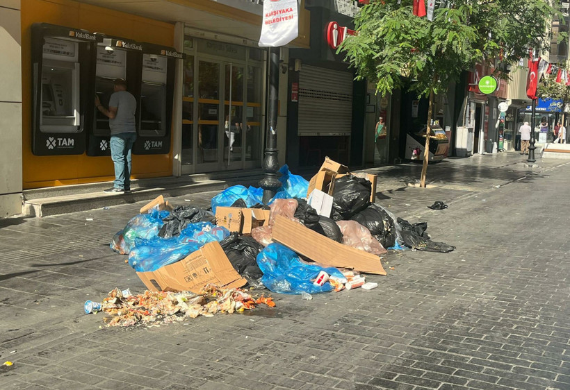 İzmir'de maaşını alamayan işçilerin grevi son buldu: Çöp dağları oluştu, fareler cirit attı - Resim : 3