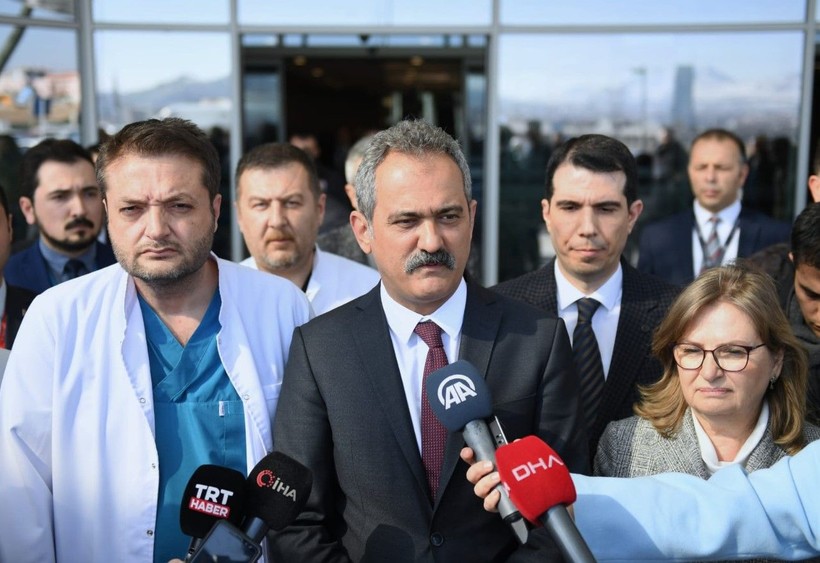 Okullar ne zaman açılacak? Deprem bölgesindeki öğretmenlerin nakil süreci ne zaman başlayacak? Milli Eğitim Bakanı Mahmut Özer'den açıklamalar - Resim: 2