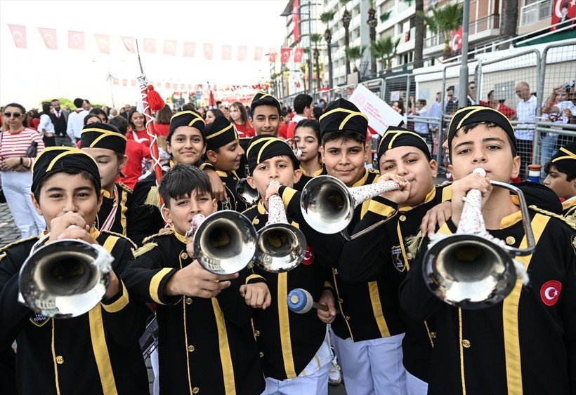 Türkiye iliklerine kadar Cumhuriyet'i kutluyor! Nereye baksan kırmızı-beyaz! 🤍❤️Meydanlarda 7'den 70'e 100. yıl coşkusu - Resim: 363
