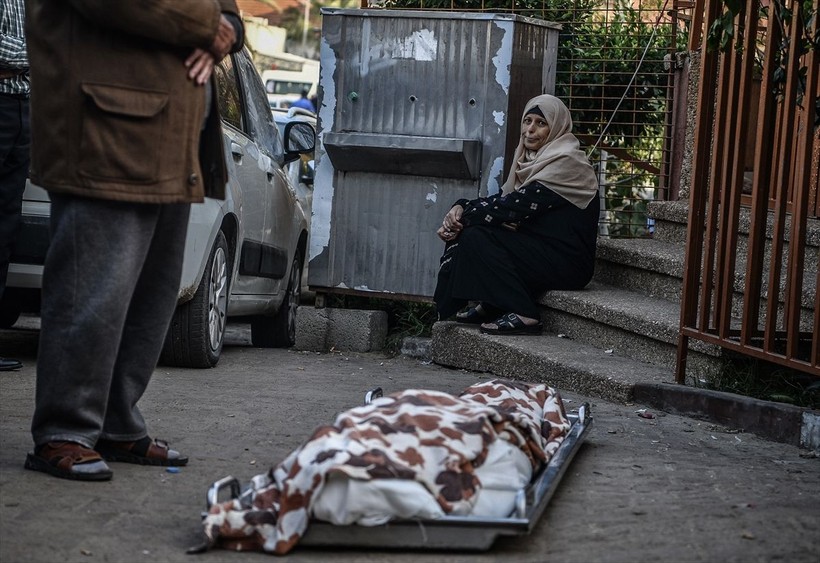 İsrail Gazze'ye saldırmaya devam ediyor! Ölen kişilerin cenaze namazı kılındı - Resim: 4