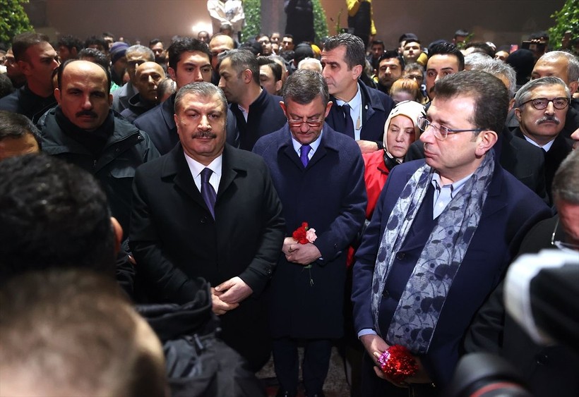 Hatay, Adıyaman ve Osmaniye'de hayatını kaybedenler için 'sessiz yürüyüş' düzenlendi - Resim: 4