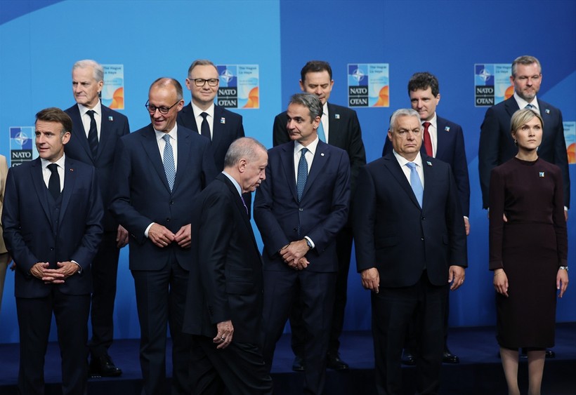 NATO Zirvesi’nde liderler aynı karede: Erdoğan-Trump diyaloğu dikkat çekti - Resim : 2