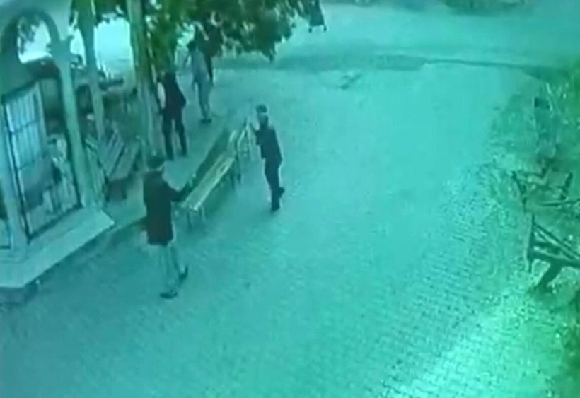 Isparta'da 93 yaşındaki adam silahla 3 kişiyi yaraladı! O anlar kameralara yansıdı - Resim : 3
