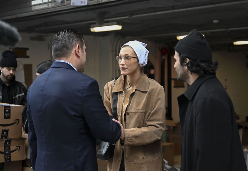 Bella Hadid, depremzedeler için topladığı yardımları kendi elleriyle Türkevi'ne teslim etti - Resim: 17