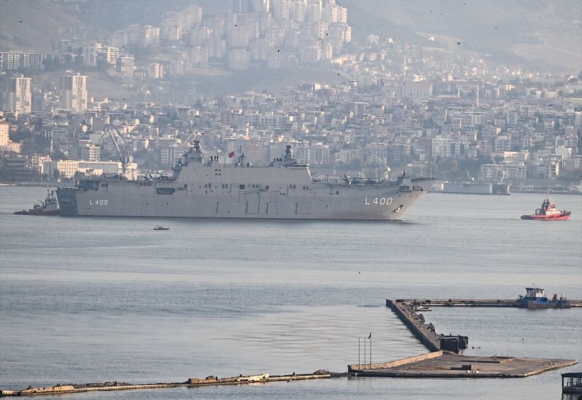 İstanbul'da kilometrelerce ziyaret kuyruğu oluşturan TCG Anadolu, İzmir Alsancak Limanı'na geldi - Resim: 15