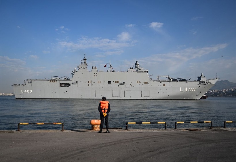 İstanbul'da kilometrelerce ziyaret kuyruğu oluşturan TCG Anadolu, İzmir Alsancak Limanı'na geldi - Resim: 20