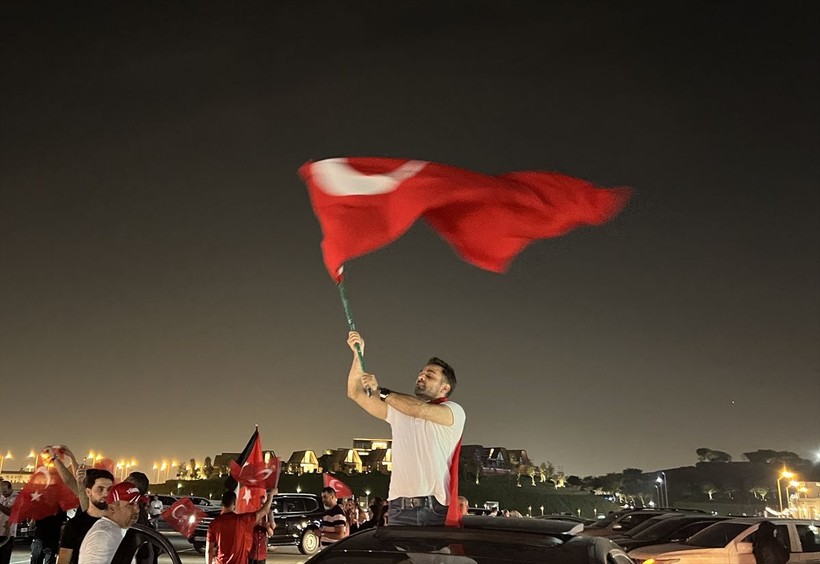 Yurt dışındaki Türk vatandaşları Cumhurbaşkanı seçimleri sonuçlarını kutladı - Resim: 19