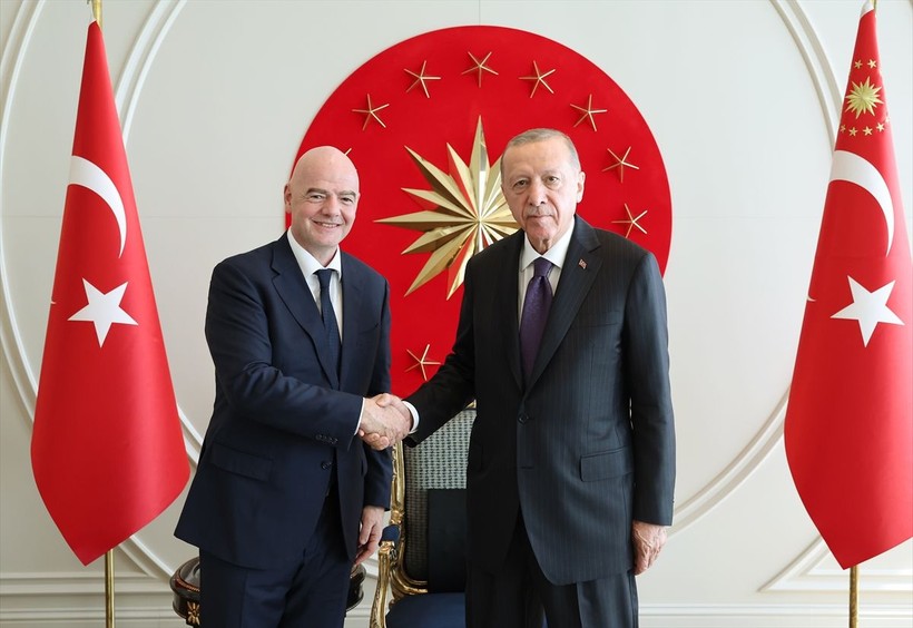 Cumhurbaşkanı Erdoğan, FIFA Başkanı Gianni Infantino ile görüştü! Infantino Cumhurbaşkanı Erdoğan'a forma hediye etti! - Resim: 2
