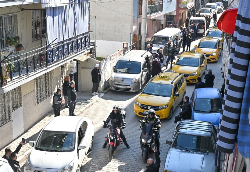 İzmir'de canice katledilen taksicinin cenazesi memleketi Aydın'a götürüldü - Resim : 8