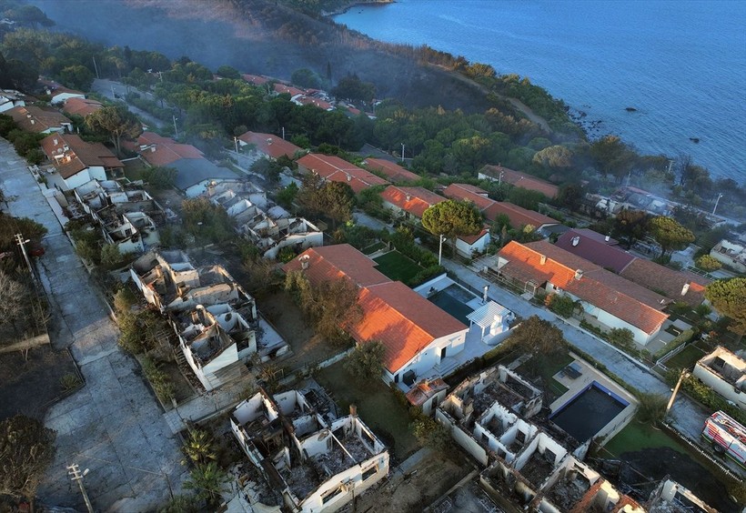 İzmir'de orman yangını felaketi! Tahliye edilen evler alev alev yandı, hasarın boyutu gün ağarınca gözler önüne serildi - Resim: 19