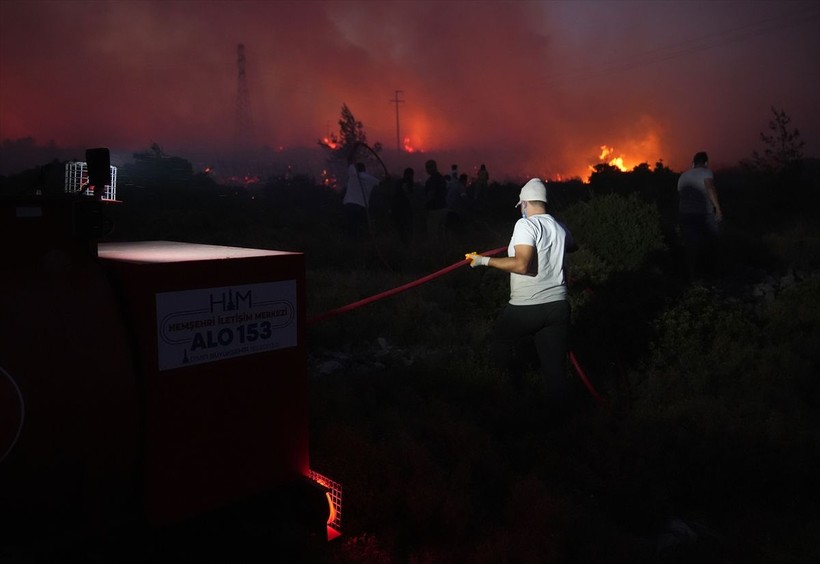 Türkiye'de orman yangınları | Çeşme'de alevlerle mücadele sürüyor - Resim: 23