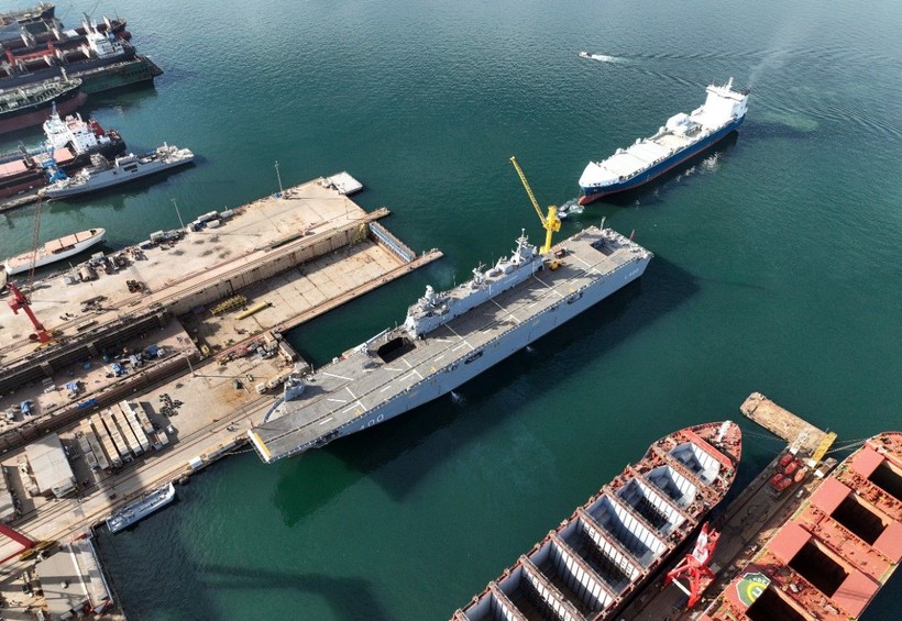 Türkiye'nin ilk uçak gemisi olan TCG Anadolu isimli amfibik hücum gemisi yayınlanan görüntüleri ile dosta güven düşmana korku verdi - Resim: 6