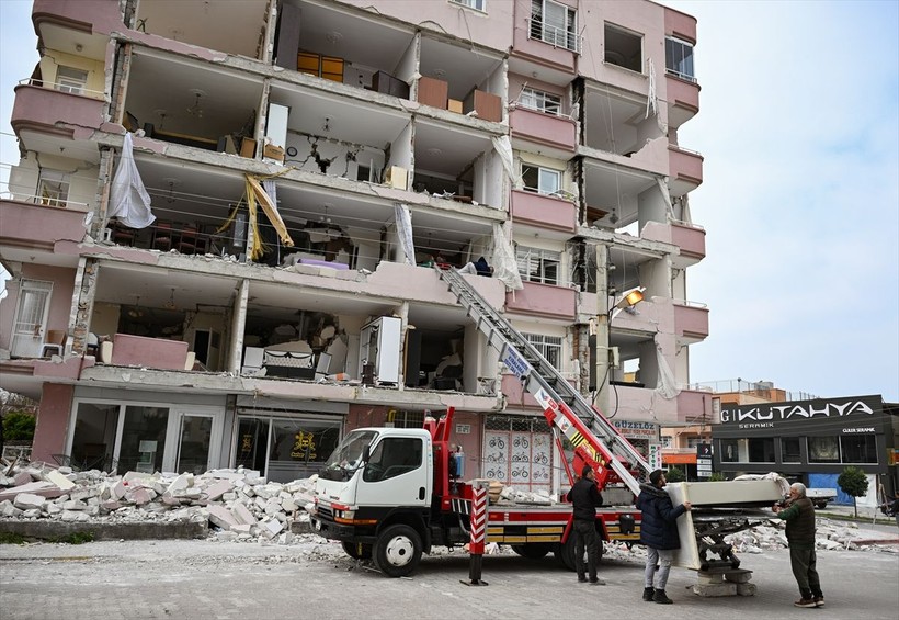 Kahramanmaraş depreminin ardından geriye eşyalar kaldı: Enkazdan çıkartılanlara bakanlar gözyaşlarını tutamadı - Resim: 6