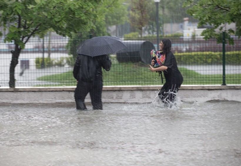 Meteoroloji'nin uyardığı Ankara'ya ceviz büyüklüğünde dolu yağdı! Yurt genelinde hafta sonu hava nasıl olacak? Birçok ile sağanak ve fırtına uyarısı yapıldı - Resim: 18