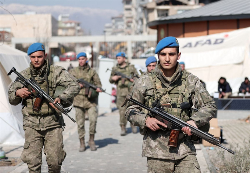 Asker millet el ele depremin yaralarını sarıyor: Mehmetçik'in çabaları herkesi duygulandırıyor - Resim: 11