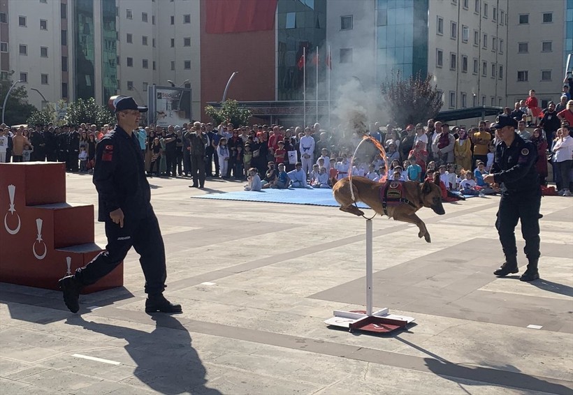 Türkiye iliklerine kadar Cumhuriyet'i kutluyor! Nereye baksan kırmızı-beyaz! 🤍❤️Meydanlarda 7'den 70'e 100. yıl coşkusu - Resim: 381