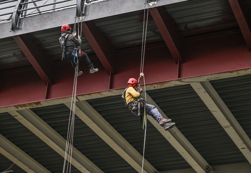 Köprülerin bakım-onarımını yapıyorlar! Dağcıların 50 metre yükseklikte zorlu mesaisi görüntülendi - Resim: 33