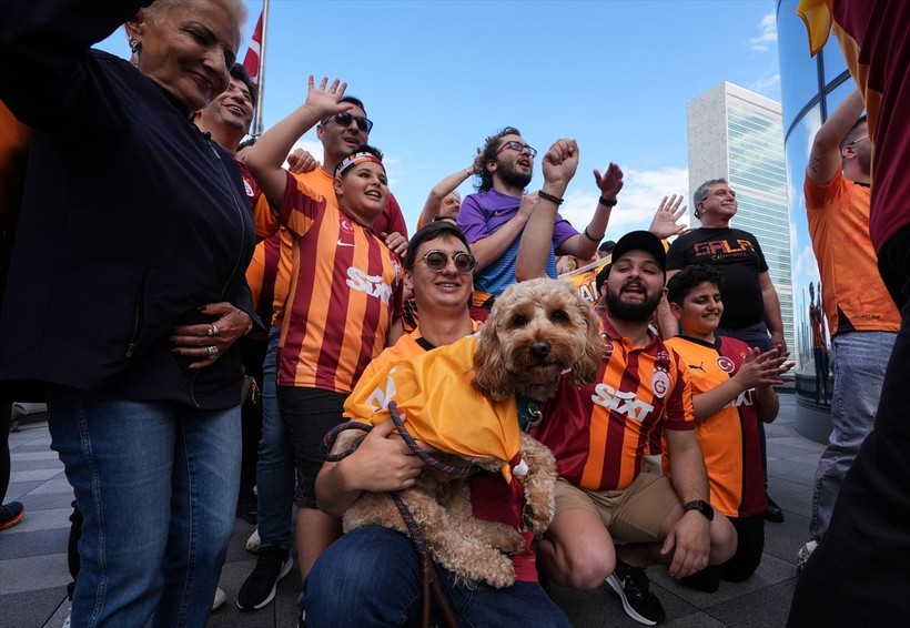 Galatasaraylılar şampiyonluk ruhunu yurt dışında da diri tuttu! Dünyadan kutlamalar objektiflere böyle yansıdı - Resim: 20