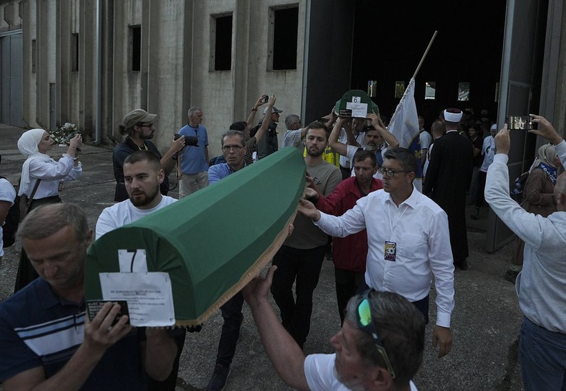 Srebrenitsa soykırımının 30. yıl dönümü! 7 kurbanın cenazesi anıt mezarlığa taşındı - Resim: 12