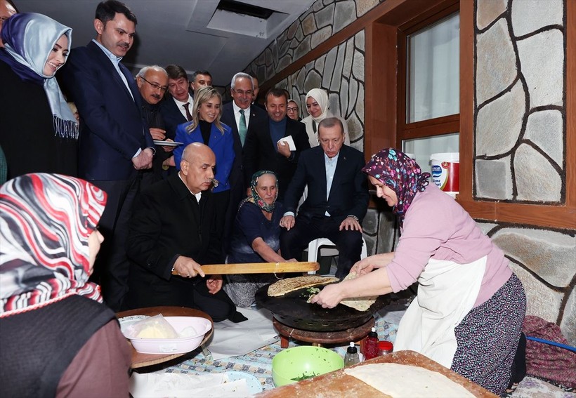 Cumhurbaşkanı Recep Tayyip Erdoğan Antalya Manavgat'ta yangın sonrası yeni evine kavuşan aileye konuk oldu gözleme yedi - Resim: 4