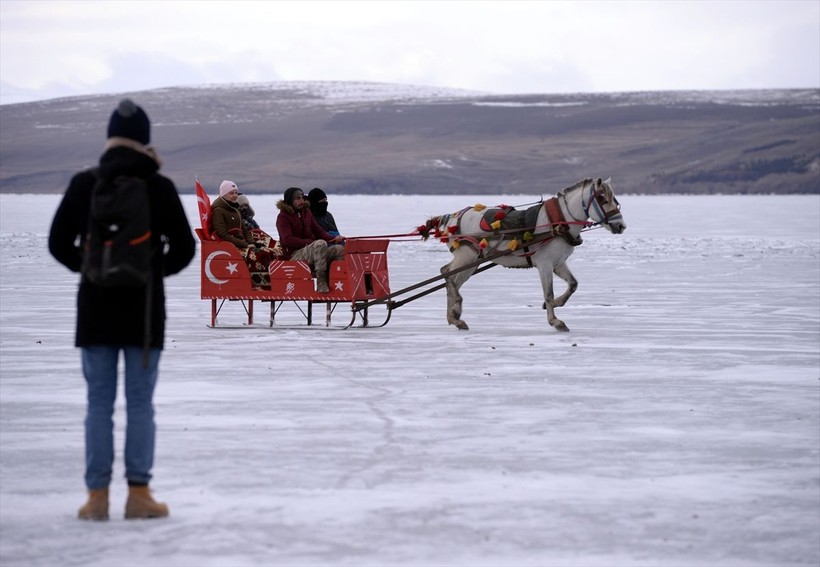 Mevsim şartlarından dolayı Çıldır Gölü dondu! Bölgeye gelen turistler atlı kızak heyecanını yaşadı - Resim: 5