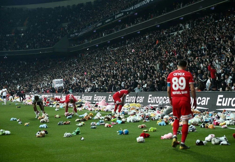 Beşiktaş taraftarlarının Antalyaspor karşılaşmasında düzenlediği “Bu oyuncak sana arkadaşım” kampanyası dünya basınında yer buldu - Resim: 9