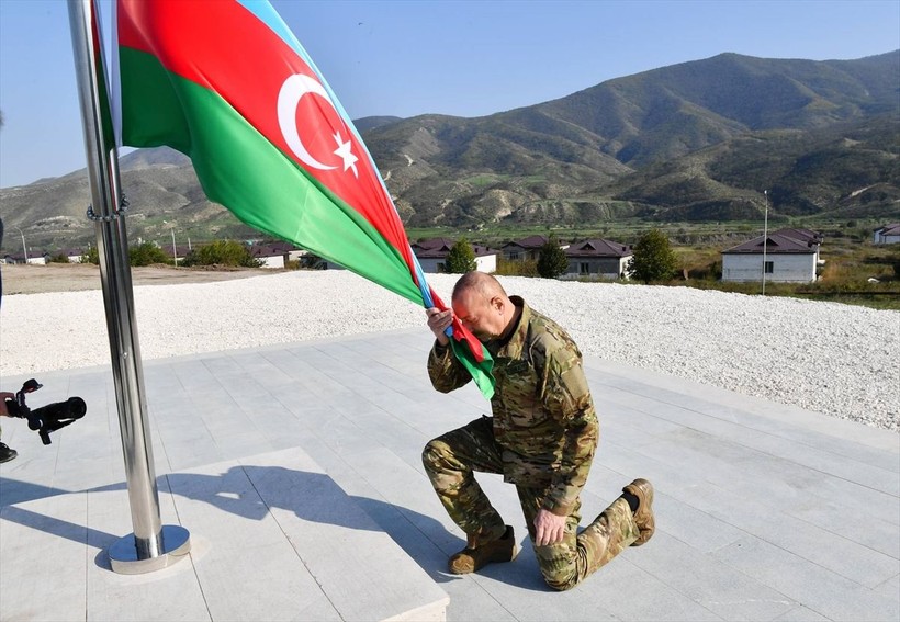 İlham Aliyev, işgalcilerin başkent olarak gördüğü Hankendi'de Azerbaycan bayrağını göndere çekti - Resim: 3