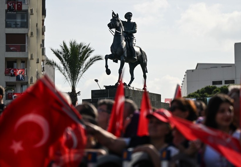 Türkiye iliklerine kadar Cumhuriyet'i kutluyor! Nereye baksan kırmızı-beyaz! 🤍❤️Meydanlarda 7'den 70'e 100. yıl coşkusu - Resim: 356