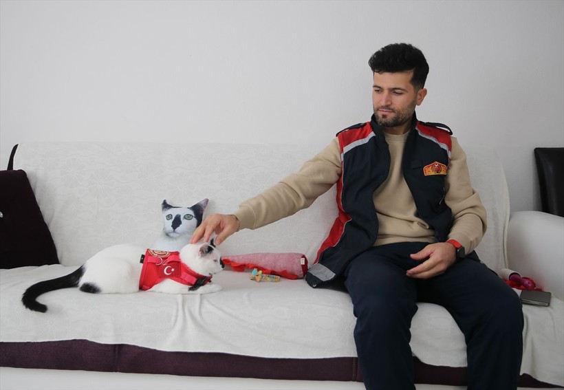Depremde itfaiye eriyle çıkan fotoğrafı sembolleşmişti... Enkaz şimdi mutlu - Resim: 5
