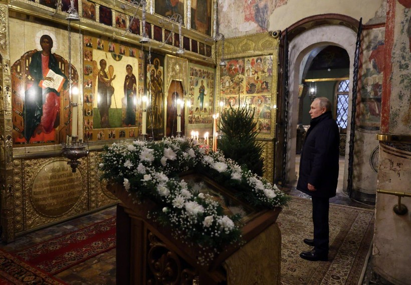 Rusya Devlet Başkanı Vladimir Putin, Kremlin’deki katedralde tek başına Noel ayinine katıldı - Resim: 4
