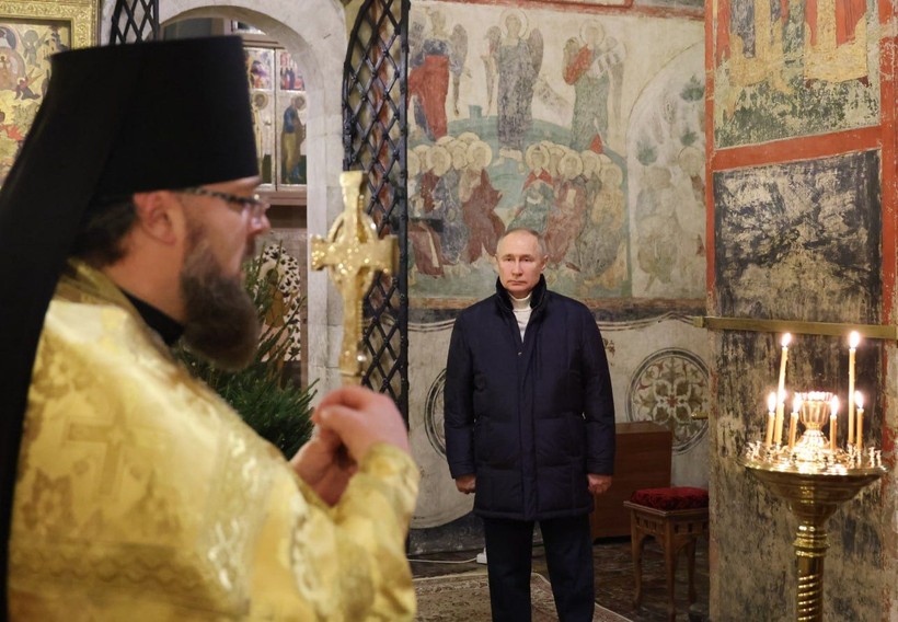 Rusya Devlet Başkanı Vladimir Putin, Kremlin’deki katedralde tek başına Noel ayinine katıldı - Resim: 6