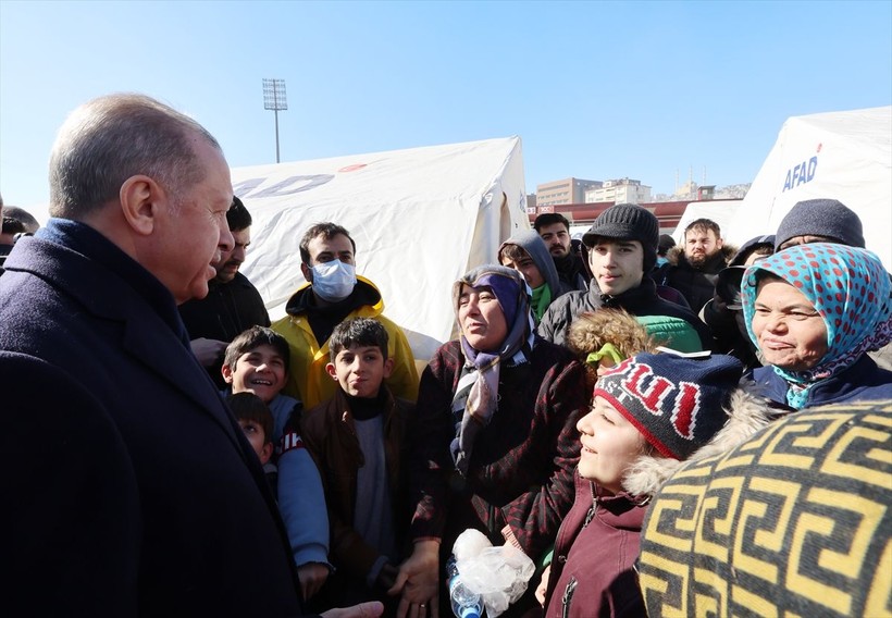 Cumhurbaşkanı Recep Tayyip Erdoğan, Onikişubat Stadyumu'nda kurulan çadır kentte vatandaşlarla görüştü - Resim: 12