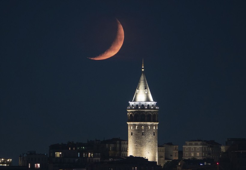 İstanbul'da kız kulesinin üzerinde oluşan hilal, görenleri büyüledi - Resim: 3