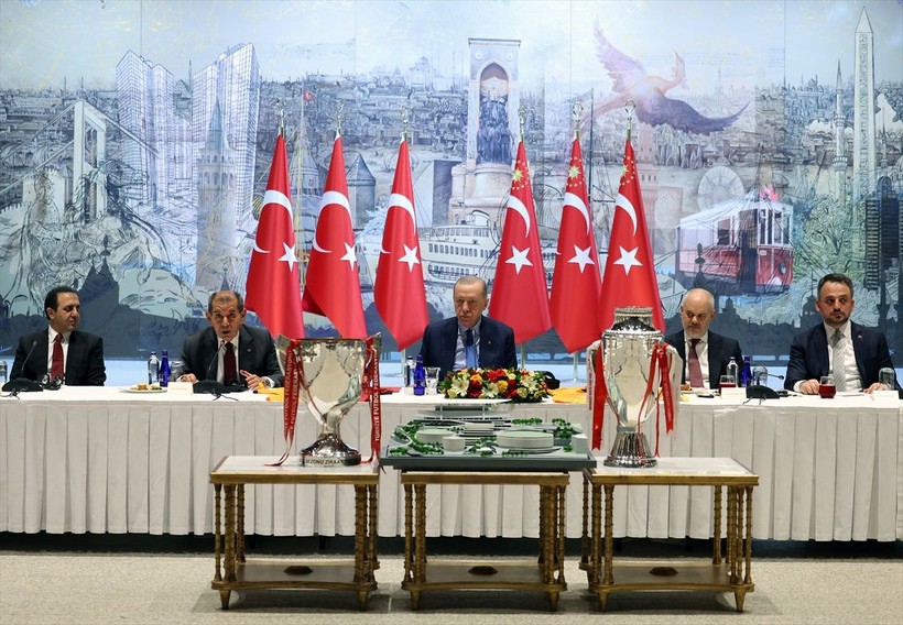 Cumhurbaşkanı Erdoğan Galatasaray'ı kabul etti! Osimhen, Barış Alper Yılmaz, Muslera... Formalarını hediye ettiler - Resim: 2