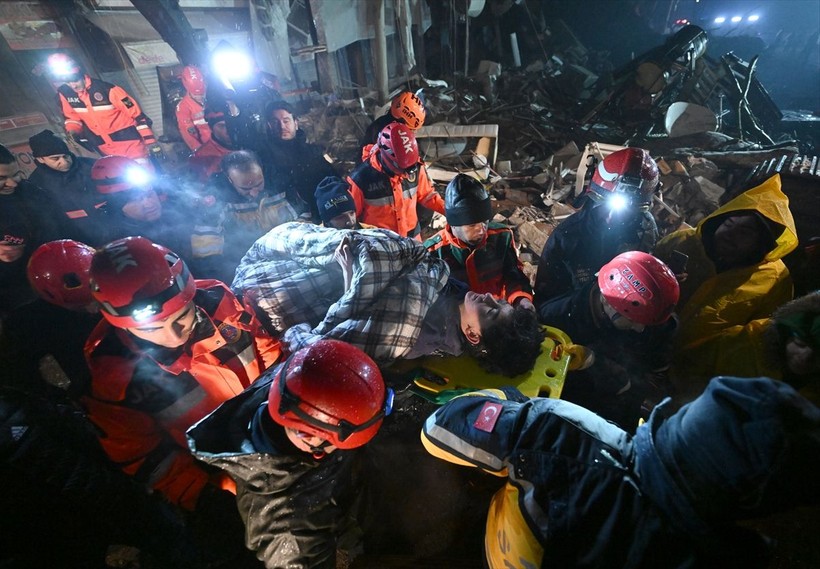 SON DAKİKA DEPREM: Kahramanmaraş Trabzon Caddesi'nde 24 saat sonra Can isimli 14 yaşında bir çocuk göçükten çıkarıldı - Resim: 6