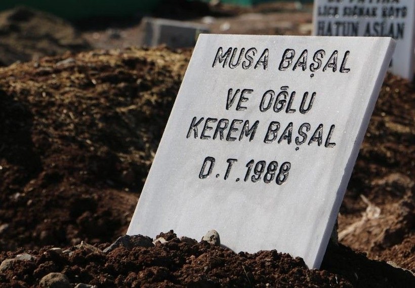 Bu acıya yürek dayanmaz! Diyarbakır'da depremde vefat edenlerin hatıraları mezarlıklara bırakıldı - Resim: 8